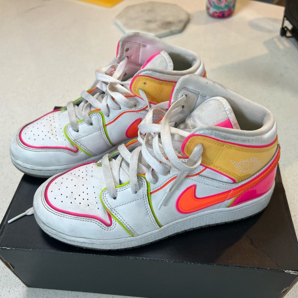 Nike Air Jordan 1 Mid Edge Glow in Size 6Y